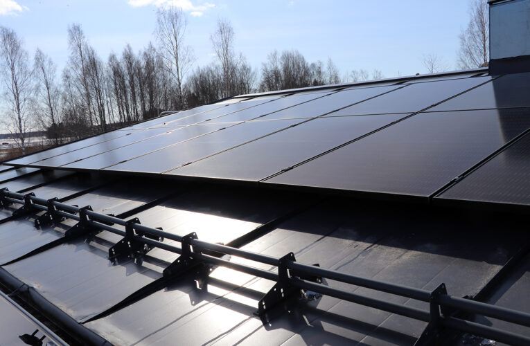 Mustasaaren virastotalon katolle suunnitellaan aurinkopaneeleja – Solpaneler planeras till Korsholms ämbetshus tak!