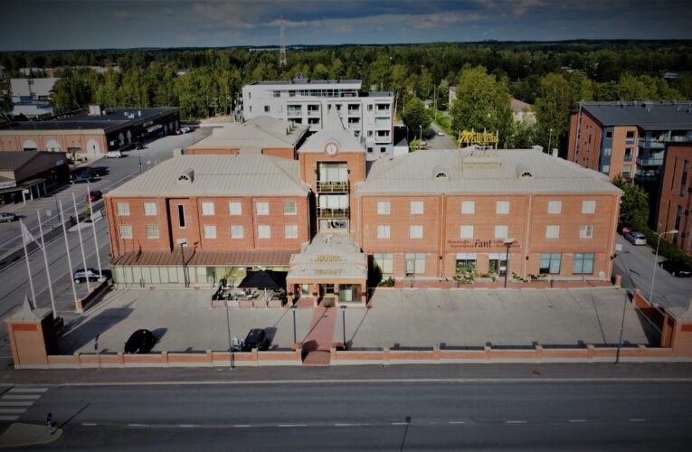 Uimahallin perinteiset harjakaiset – Simhallens traditionella taklagsfest