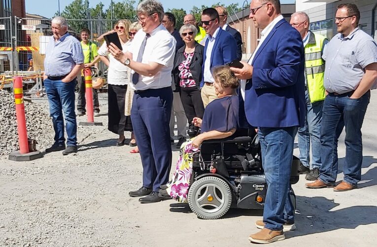 Uimahallin peruskivi muurattiin – Simhallens grundsten murades