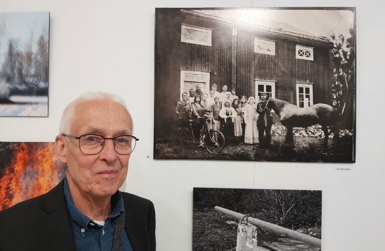 Mustasaari 675: Knäppisarna-ryhmän valokuvanäyttely Arte Maressa – Korsholm 675: Knäppisarnas fotoutställning på Arte Mare