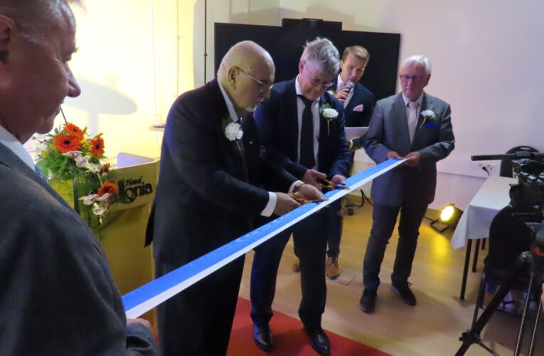 Uimahalli + Vallonia = Kolmoisjuhla Sepänkylässä – Simhallen + Vallonia = Trippelfesten i Smedsby