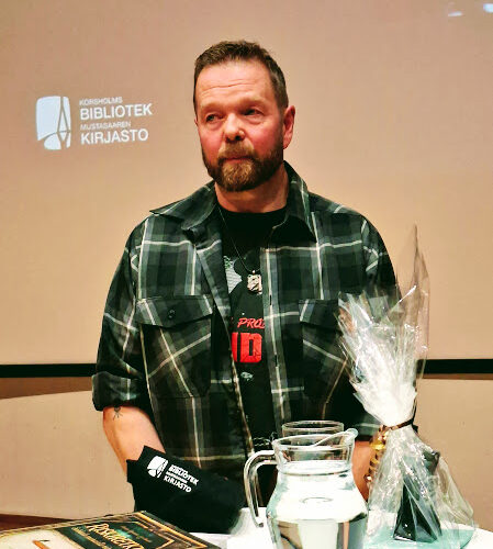 Kirjailija Rönnbacka kirjastolla – Författaren Rönnbacka i biblioteket