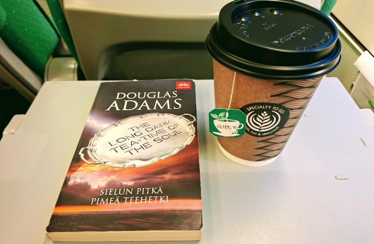 Douglas Adams: Sielun pitkä pimeä teehetki (1988)