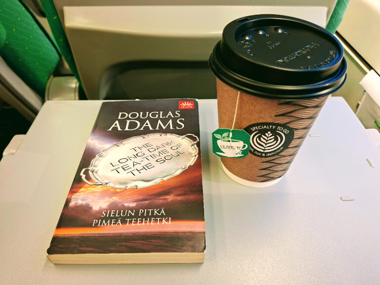 Douglas Adams: Sielun pitkä pimeä teehetki (1988)