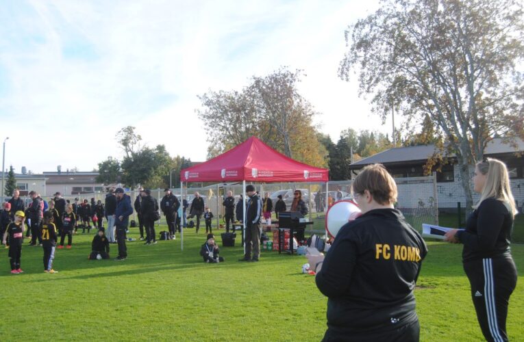 Yhdistyskuvassa FC Komu i föreningsbilden