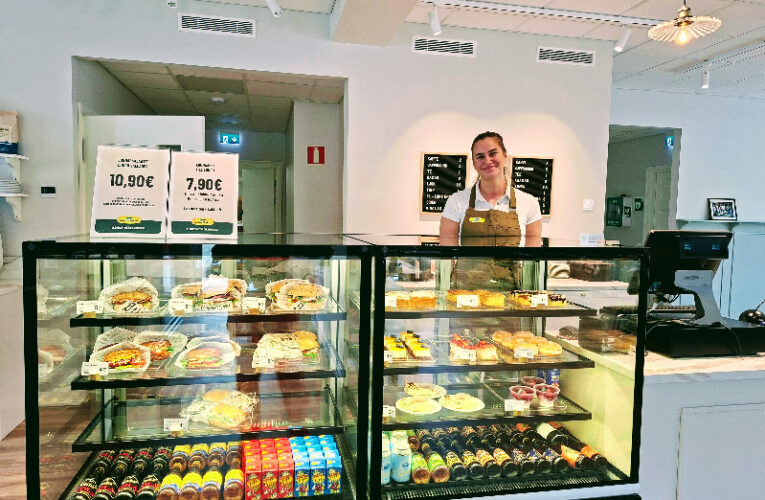 Riitan Herkun tehtaanmyymälä ja kahvila – Riitan Herkkus fabriksbutik och café