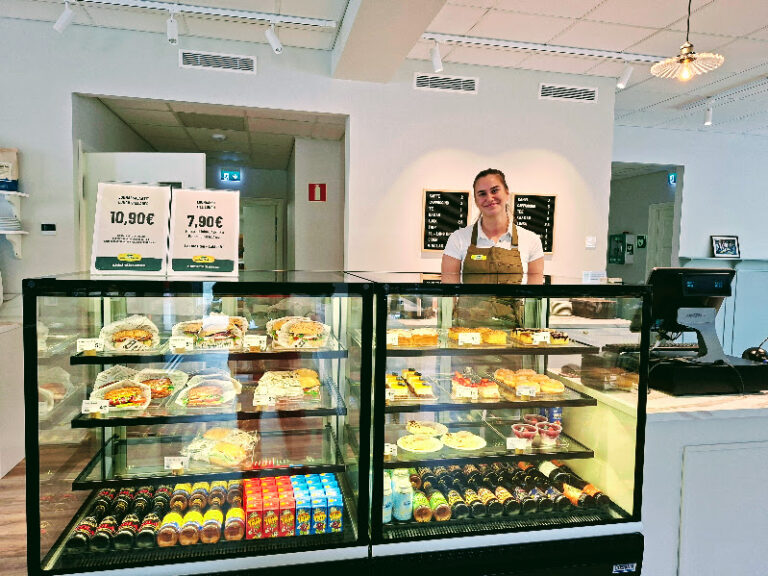 Riitan Herkun tehtaanmyymälä ja kahvila – Riitan Herkkus fabriksbutik och café